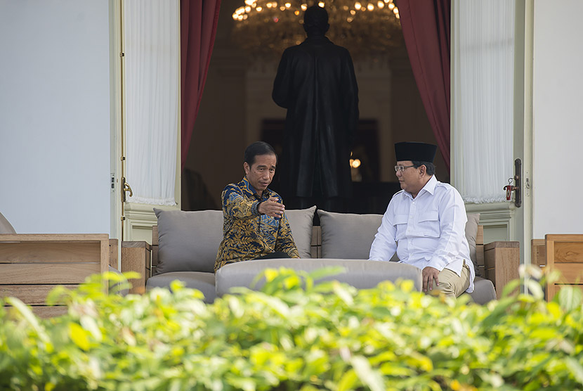 Presiden Joko Widodo berbincang dengan Ketua Umum DPP Partai Gerakan Indonesia Raya Prabowo Subianto (kanan) di teras belakang Istana Merdeka, Jakarta, Kamis (17/11).