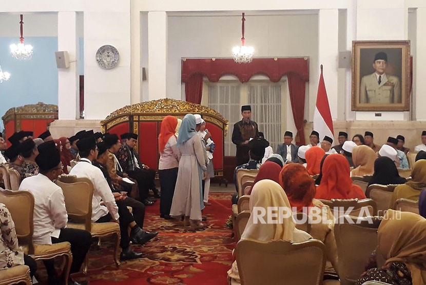 Presiden Joko Widodo berbincang dengan para nasabah Bank Wakaf Mikro, Rabu (28/3).