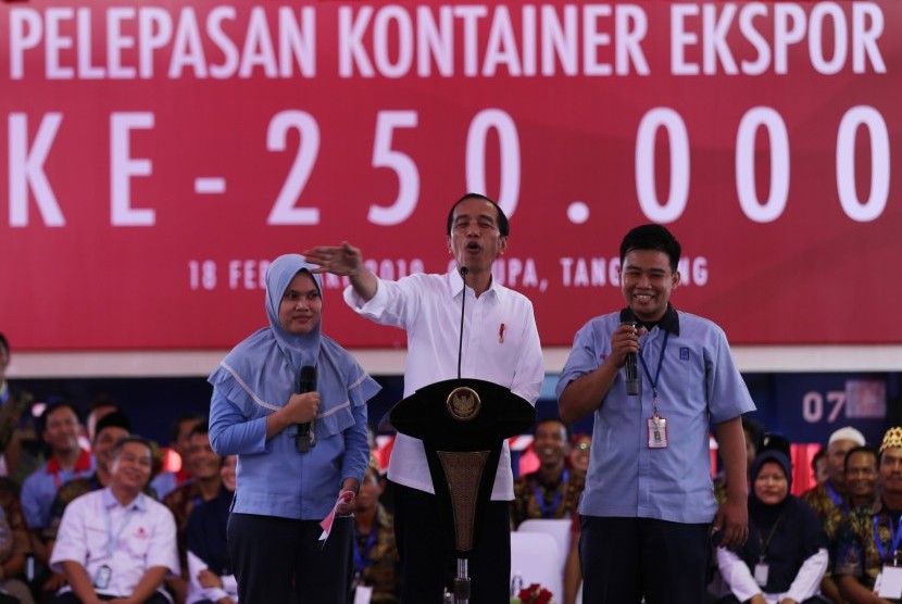 Presiden Joko Widodo berdialog dengan dua karyawan pada acara Pelepasan Kontainer Ekspor Mayora ke 250 ribu ke Filipina di Bitung, Tangerang, Banten, Senin (18/2/2019). 