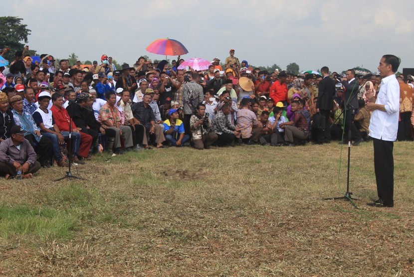 Presiden Joko Widodo berdialog dengan petani di desa Kedokan Gabus, kecamatan Gabus Wetan, Indramayu, Jawa Barat, Rabu (18/3).