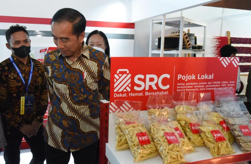 Presiden Joko Widodo berdialog dengan salah satu pelaku UMKM toko kelontong anggota Sampoerna Retail Community (SRC) pada acara dan forum diskusi KADIN Indonesia 
