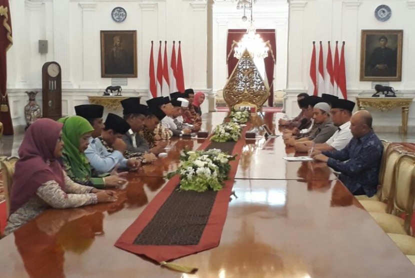 Presiden Joko Widodo berdialog dengan sejumlah tokoh agama di Istana Merdeka, Senin (17/4). Diantaranya hadir Ketua MUI Ma'ruf Amin, Ustaz Yusuf Mansur,  Mahfud MD, dan  Ketua Pemuda Muhammadiyah Dahnil Anzar Simanjuntak.