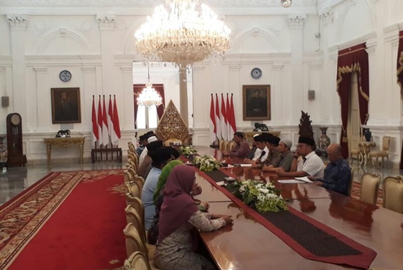 Presiden Joko Widodo berdialog dengan sejumlah tokoh agama di Istana Merdeka, Senin (17/4). Diantaranya hadir Ketua MUI Ma'ruf Amin, Ustaz Yusuf Mansur, Mahfud MD, dan Ketua Pemuda Muhammadiyah Dahnil Anzar Simanjuntak.