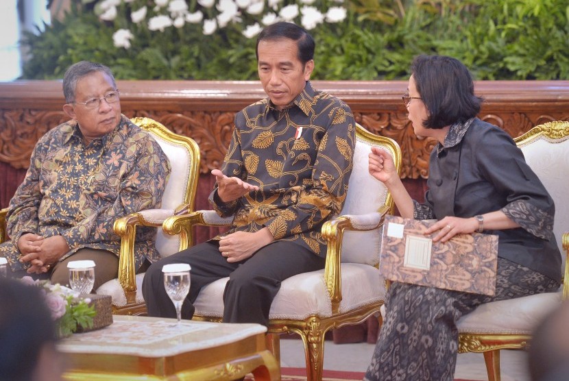 Presiden Joko Widodo berdiskusi dengan Menko Perekonomian Darmin Nasution (kiri) dan Menkeu Sri Mulyani Indrawati (kanan) saat bersilaturahmi dengan para pemangku kepentingan keuangan syariah dalam rangka sewindu Surat Berharga Syariah Negara (Sukuk Negara