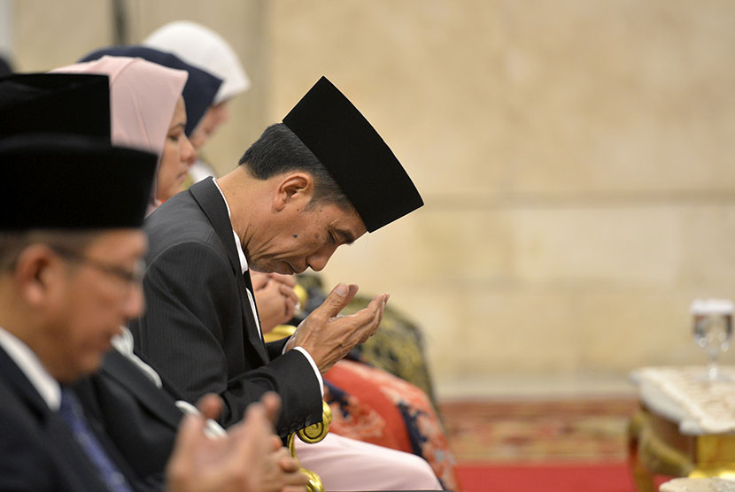 Presiden Joko Widodo berdoa pada peringatan Nuzulul Quran di Istana Negara, Jakarta, Jumat (3/7).   (Antara/Yudhi Mahatma)