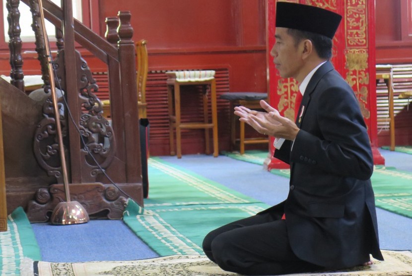 Presiden Joko Widodo berdoa usai menunaikan shalat sunnah tahiyatul masjid di Masjid Niujie, Beijing, Ahad (14/5). Presiden menyayangkan isu yang selalu mengaitkan dirinya dengan PKI.