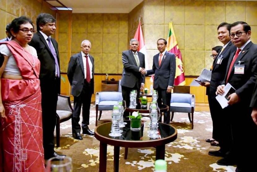 Presiden Joko Widodo berfoto bersama dengan Perdana Menteri Sri Lanka Ranil Wickremesinghe di Hanoi, Vietnam, Selasa (11/9). 