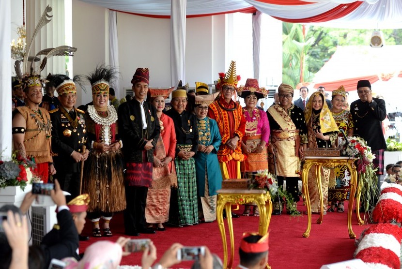 Presiden Joko Widodo berfoto bersama pemenang kostum baju adat terbaik usai Upacara Detik-detik Proklamasi di Istana Merdeka, Jakarta, Kamis (17/8). Pada perayaan kemerdekaan ke-72 Republik Indonesia mengangkat semangat 