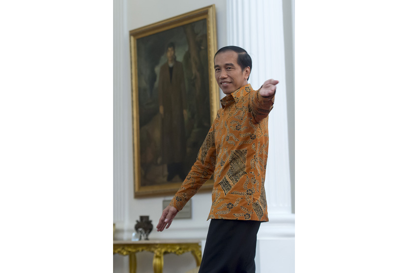 Presiden Joko Widodo bergegas menuju ruang kerjanya usai melakukan pertemuan dengan Perwakilan Tinggi Uni Eropa untuk Urusan Luar Negeri dan Kebijakan Keamanan dan Wakil Presiden Komisi Eropa Federica Mogherini di Istana Merdeka, Jakarta, Jumat (8/4). 