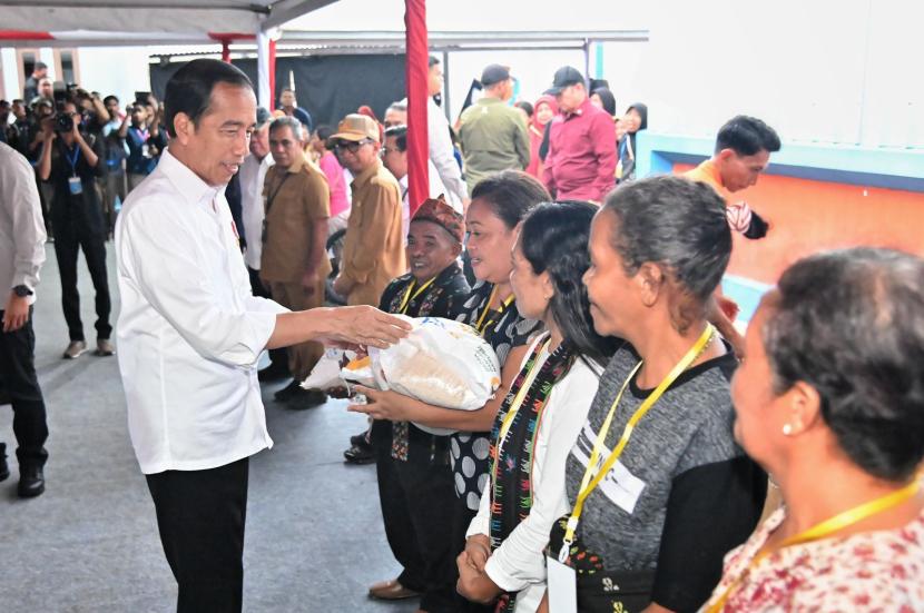 Presiden Joko Widodo berikan bantuan CBP. Polling catat mayoritas masyarakat tetap merasa puas dengan kinerja Jokowi