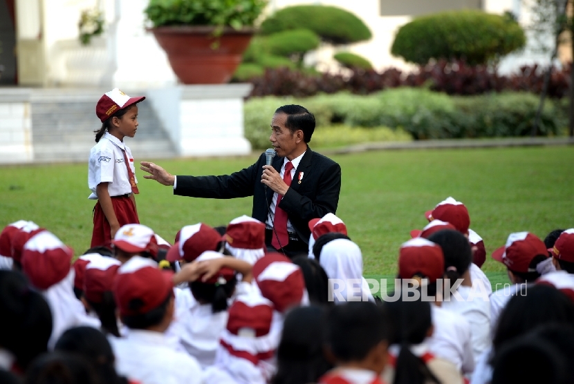 Presiden Joko Widodo berinteraksi dengan sejumlah anak-anak Indonesia 