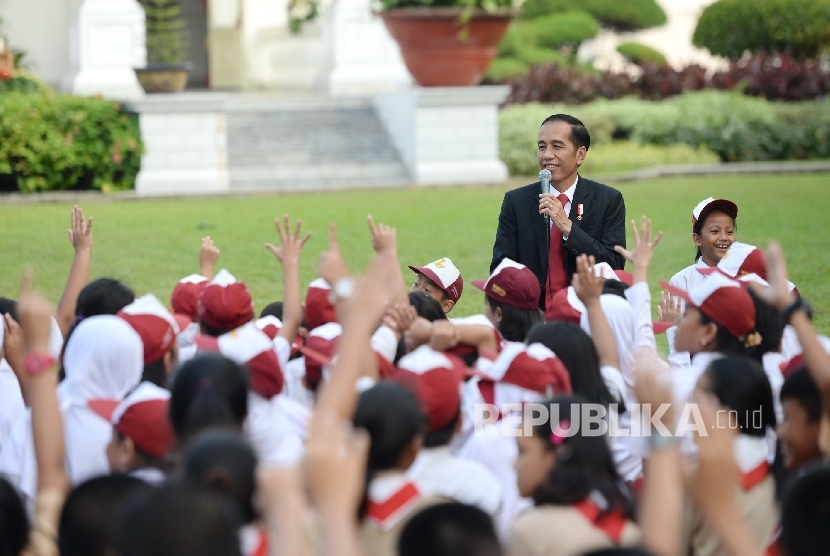 Presiden Joko Widodo berinteraksi dengan sejumlah anak-anak SD dan SMP saat Peringatan Hari Buku Nasional di Halaman Tengah Istana Merdeka, Jakarta (ilustrasi).