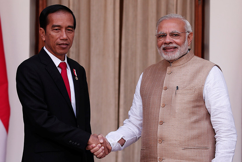 Presiden Joko Widodo berjabat tangan dengan PM Narendra Modi. 