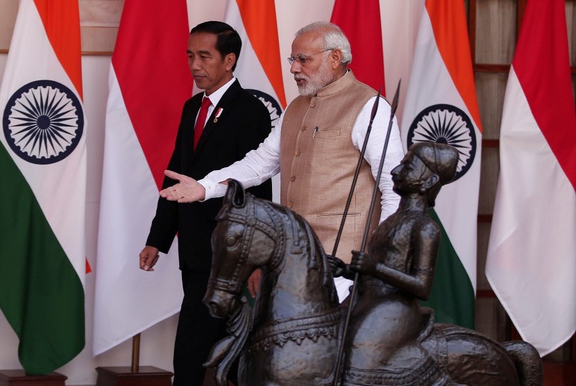 President Joko Widodo walked together with Indian PM Narendra Modi at the Hyderabad House, New Delhi, India, on Monday (12/12).