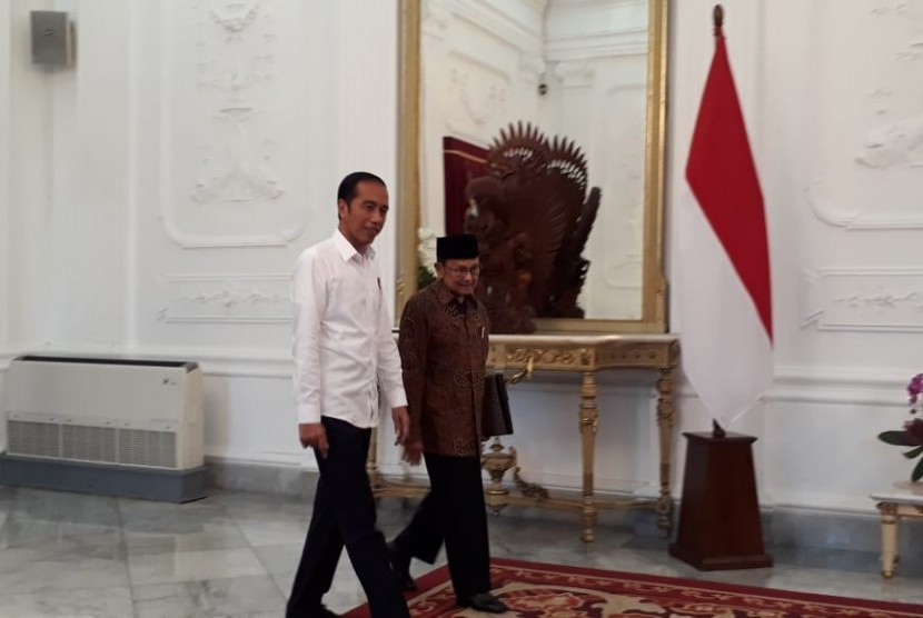 Presiden Joko Widodo berjalan bersama presiden ke-3 RI BJ Habibie di Istana Negara, Jumat (24/5) sore.