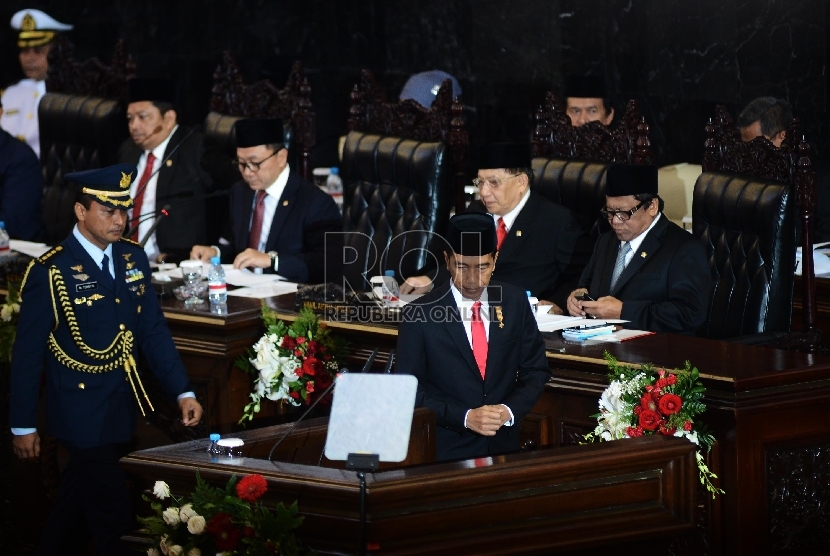 Presiden Joko Widodo berjalan menuju mimbar untuk memberikan pidato kenegaraan pertamanya dalam Sidang Tahunan MPR Tahun 2015 di Kompleks Parlemen, Senayan, Jakarta, Jumat (14/8).  (Republika/Raisan Al Farisi)