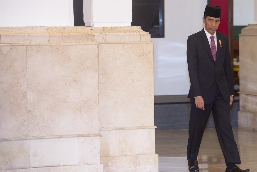 Presiden Joko Widodo berjalan menuju ruang pelantikan Dubes Luar Biasa dan Berkuasa Penuh Republik Indonesia di Istana Negara, Jakarta, Kamis (25/2).