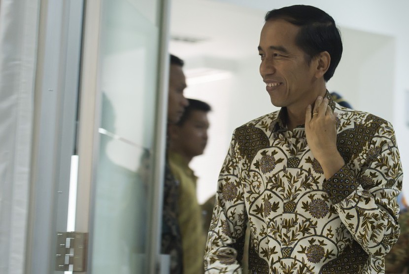 Presiden Joko Widodo berjalan menuju ruangan rapat kabinet terbatas di Kantor Kepresidenan, Jakarta, Kamis (25/6).