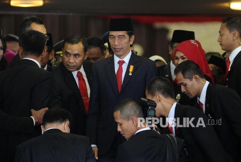 Presiden Joko Widodo berjalan usai berpidato dalam Sidang Tahunan MPR, DPR, DPD di Kompleks Parlemen, Senayan, Jakarta, Selasa (16/8).  (Republika/Tahta Aidilla)