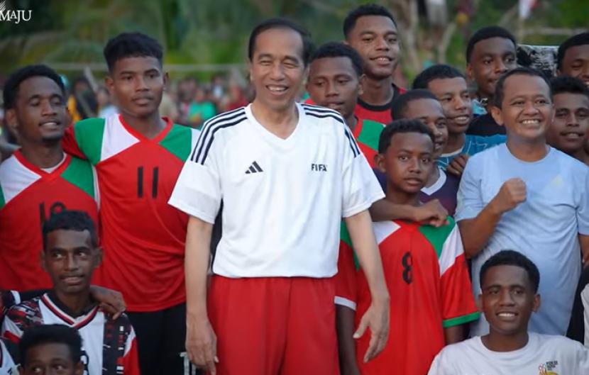 Presiden Joko Widodo bermain sepak bola dengan anak-anak Biak Numfor,