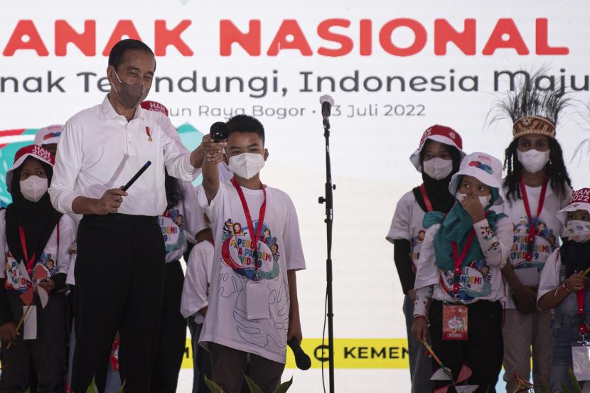 Presiden Joko Widodo bermain sulap di hadapan anak-anak dalam puncak peringatan Hari Anak Nasional 2022 di Kebun Raya Bogor, Jawa Barat, Sabtu (23/7/2022). Kegiatan puncak peringatan Hari Anak Nasional 2022 tersebut mengangkat tema Anak Terlindungi, Indonesia Maju. 