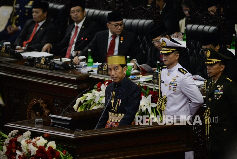  Presiden Joko Widodo berpidato dalam Sidang Tahunan MPR Tahun 2017 di Kompleks Parlemen, Senayan, Jakarta, Rabu (16/8).