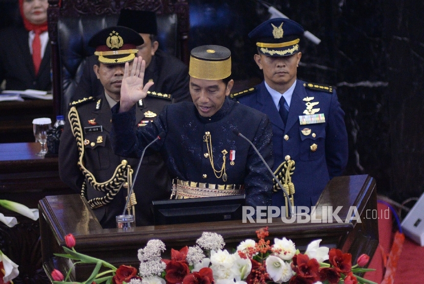  Presiden Joko Widodo berpidato dalam Sidang Tahunan MPR Tahun 2017 di Kompleks Parlemen, Senayan, Jakarta, Rabu (16/8). 