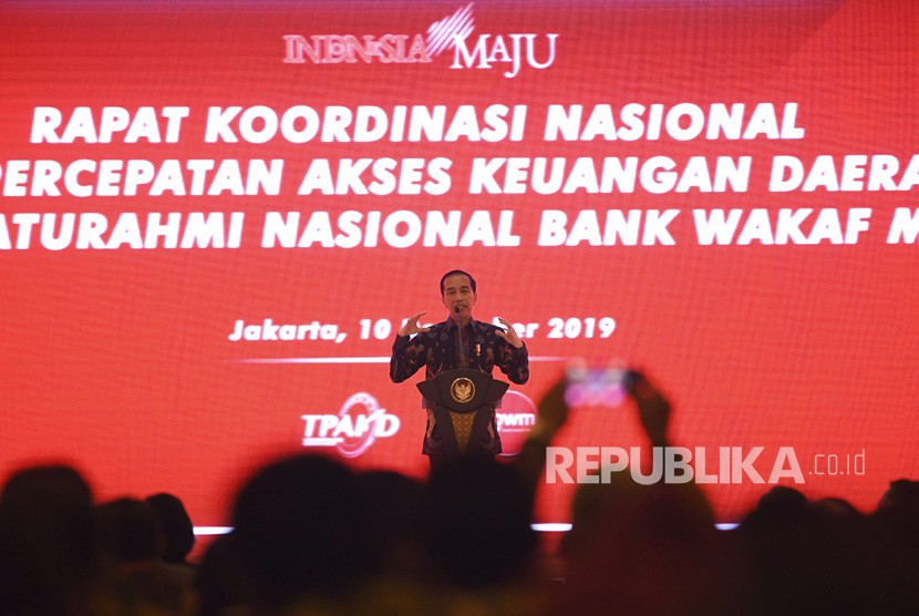 Presiden Joko Widodo berpidato dihadapan peserta Rapat Koordinasi Nasional Tim Percepatan Akses Keuangan Daerah (TPAKD) dan Silahturahmi Nasional Bank Wakaf Mikro 2019 di Jakarta, Selasa (10/12/2019).