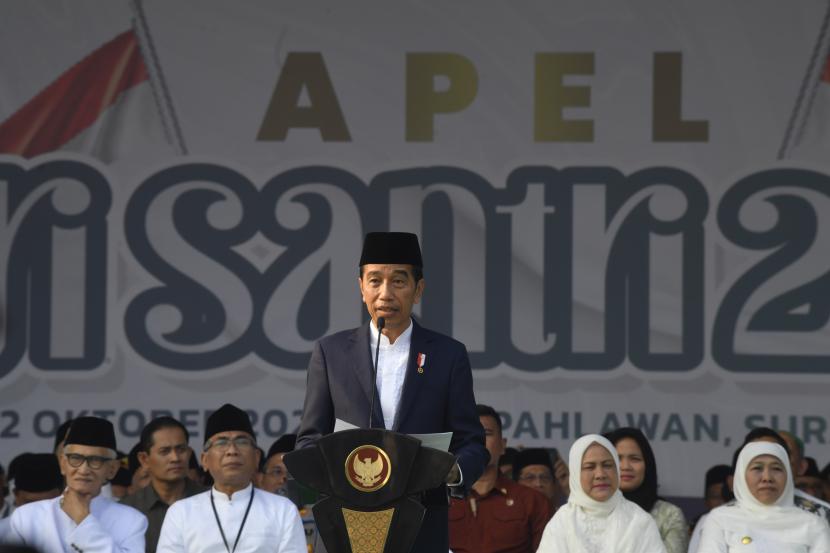 Presiden Joko Widodo berpidato ketika memimpin apel Hari Santri Nasional di Tugu Pahlawan, Surabaya, Jawa Timur.
