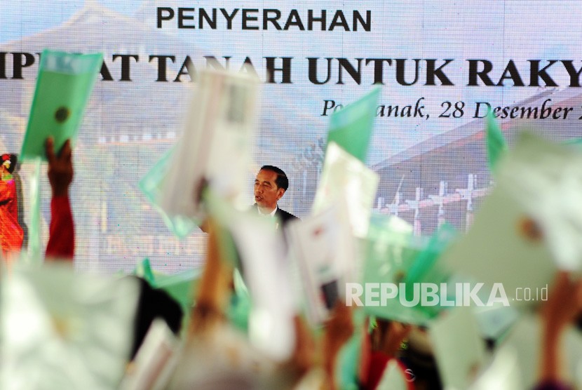 Presiden Joko Widodo berpidato saat acara penyerahan sertifikat tanah untuk rakyat di Masjid Raya Mujahidin, Pontianak, Kalbar, Kamis (28/12).