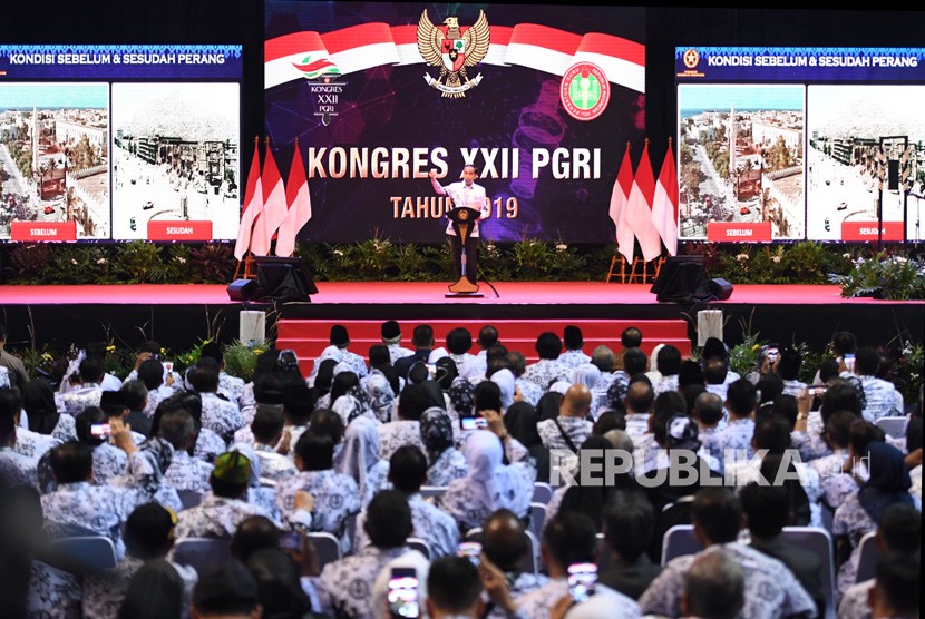 Presiden Joko Widodo berpidato saat menghadiri Kongres XXII PGRI tahun 2019 di Jakarta, Jumat (5/7/2019).