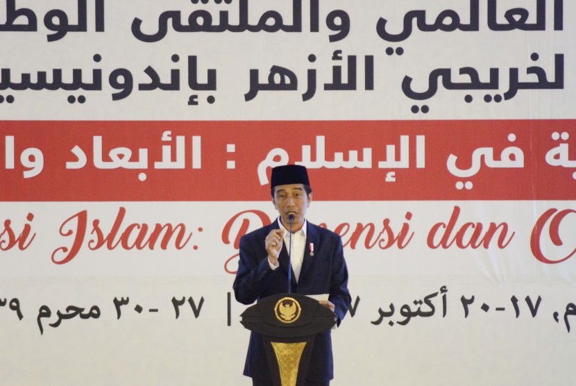 Presiden Joko Widodo berpidato saat menutup Konferensi Internasional Alumni Al Azhar di Islamic Center NTB di Mataram, Nusa Tenggara Barat, Kamis (19/10). 