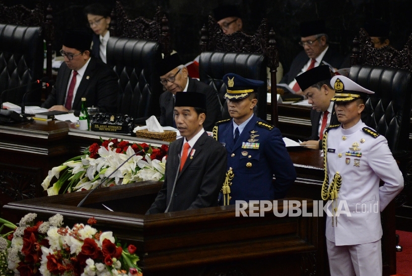  Presiden Joko Widodo berpidato saat Sidang Paripurna DPR Tahun 2017 di Kompleks Parlemen, Senayan, Jakarta, Rabu (16/8). 