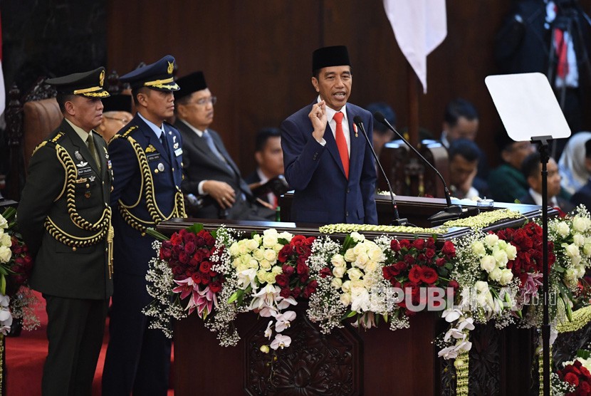 Presiden Joko Widodo berpidato usai dilantik menjadi presiden periode 2019-2024 di Gedung Nusantara, kompleks Parlemen, Senayan, Jakarta, Ahad (20/10/2019). 