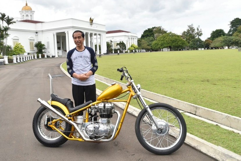 Presiden Joko Widodo berpose dengan motor barunya, Royak Enfield Bullet 350cc bergaya chopper. Jokowi membeli motor yang merupakan hasil modifikasi Chopperland dari bengkel Elders Garage itu seharga Rp 140 juta.