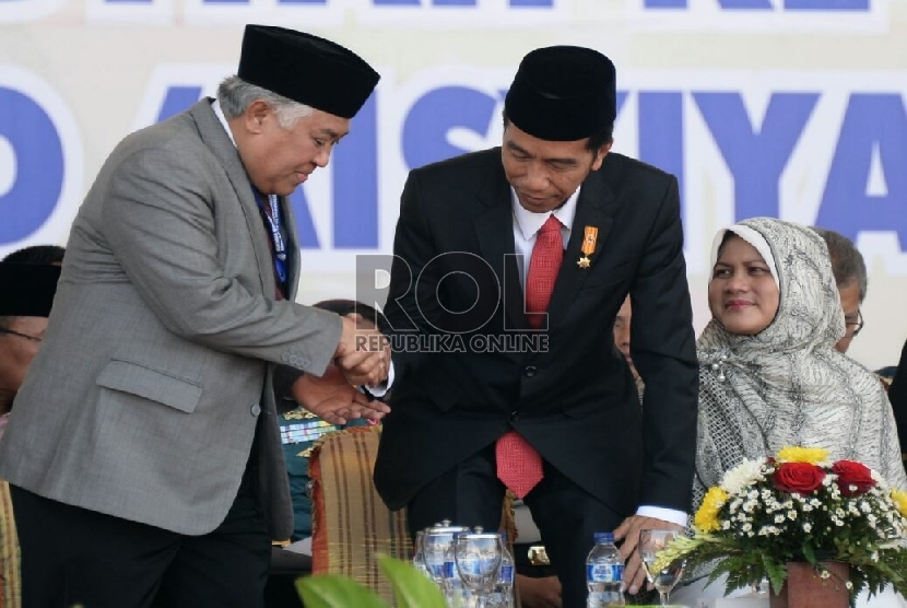 Presiden Joko Widodo bersalaman dengan Ketua Umum PP Muhammadiyah Din Syamsuddin ketika pembukaan Muktamar Muhammadiyah ke-47 di Lapangan Karebosi, Makasar, Sulsel, beberapa tahun silam.