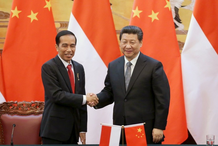 Presiden Joko Widodo bersalaman dengan Presiden Cina Xi Jinping, di Beijing, Kamis (26/3).