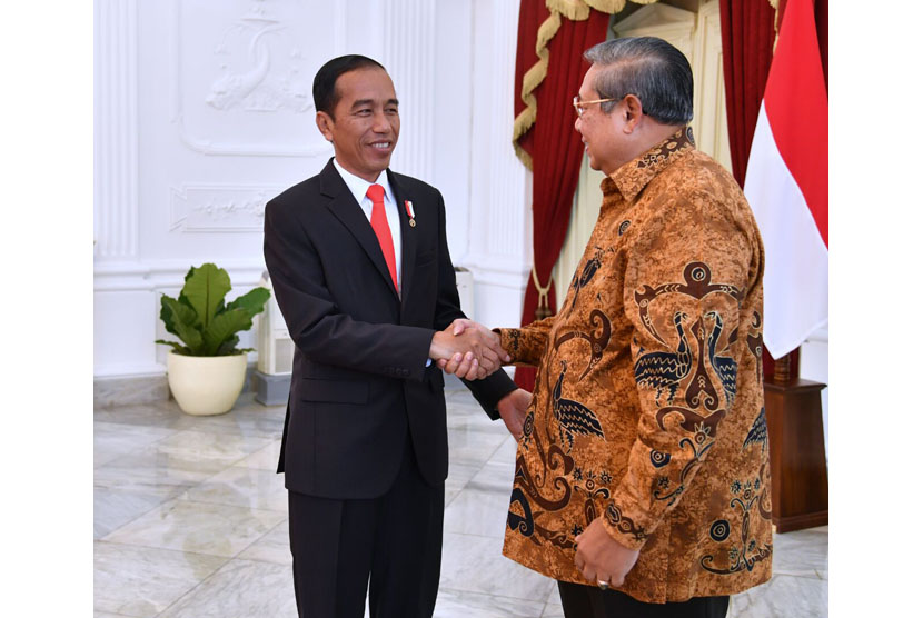  Presiden Joko Widodo bersalaman dengan  Presiden Ke-6 RI Susilo Bambang Yudhoyono saat pertemuan di  Istana Merdeka, Jakarta, Jumat (27/10).