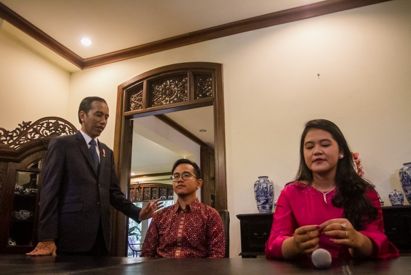 Presiden Joko Widodo bersama anaknya Kahiyang Ayu (kanan) dan Gibran Rakabumi Raka (tengah) memberikan keterangan terkait pernikahan anak keduanya di kediaman pribadi, Sumber, Solo, Jawa Tengah, Minggu (17/9).