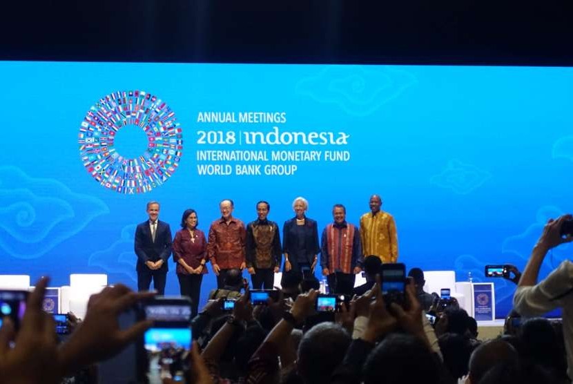 Presiden Joko Widodo bersama Direktur Pelaksana Dana Moneter Internasional Christine Lagarde, Presiden Bank Dunia Jim Yong Kim, Menteri Keuangan Sri Mulyani Indrawati, dan Gubernur BI Perry Warjiyo  dalam peluncuran Bali Fintech Agenda di Nusa Dua, Bali pada Kamis (11/10)