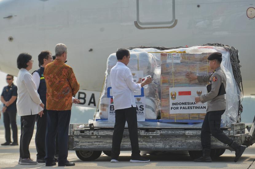 Presiden Joko Widodo bersama Dubes Palestina untuk Indonesia Zuhair S.M Al Shun (kanan) meninjau bantuan sebelum pelepasan bantuan kemanusiaan untuk Palestina di Pangkalan TNI AU Halim Perdanakusuma, Jakarta, Senin (20/11/2023). 