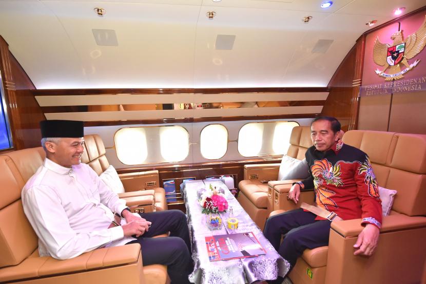 Presiden Joko Widodo (Jokowi) bersama Ganjar Pranowo saat perjalanan dari Jakarta ke Solo menggunakan pesawat kepresidenan seusai deklarasi calon presiden (capres) PDIP, Jumat (21/4/2023).