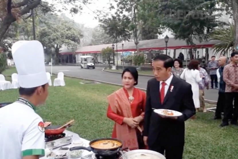 Presiden Joko Widodo bersama Ibu Iriana di Istana Negara Jakarta, Selasa (15/8).