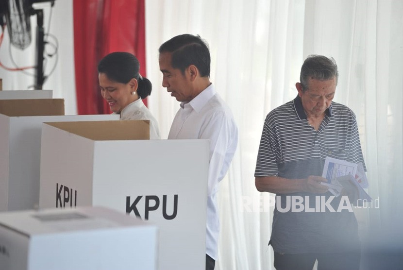 Presiden Joko Widodo bersama Ibu Iriana Joko Widodo menggunakan hak suaranya di TPS 008, Kelurahan Gambir, Kecamatan Gambir, Jakarta Pusat, Rabu (17/4).