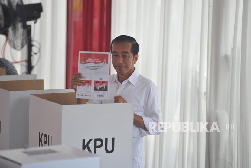 Presiden Joko Widodo bersama Ibu Iriana Joko Widodo menggunakan hak suaranya di TPS 008, Kelurahan Gambir, Kecamatan Gambir, Jakarta Pusat, Rabu (17/4).