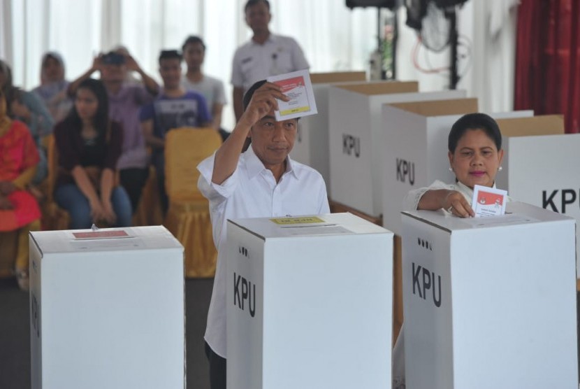 Presiden Joko Widodo bersama Ibu Iriana Joko Widodo menggunakan hak suaranya di TPS 008, Kelurahan Gambir, Kecamatan Gambir, Jakarta Pusat, Rabu (17/4). 