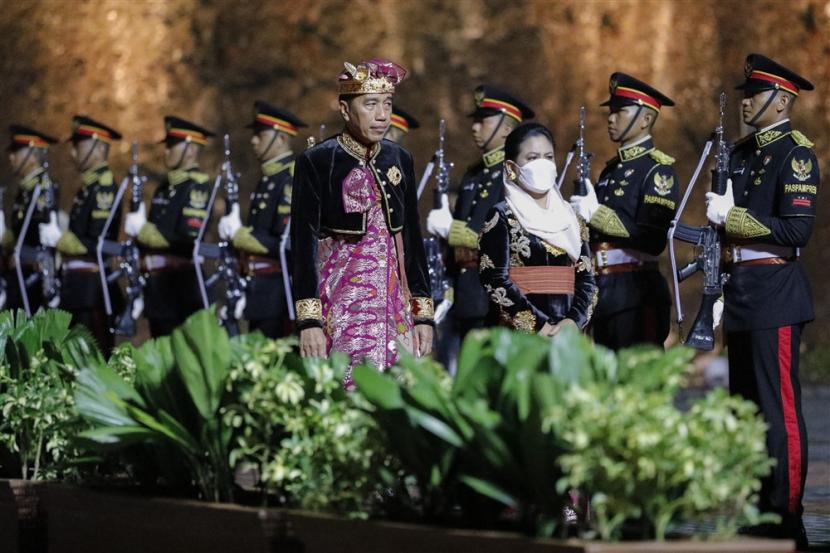 President Joko Widodo with First Lady Iriana Jokowi walk to the G20 Summit Gala Dinner at Garuda Vishnu Kencana Cultural Park, Bali, Tuesday (15/11/2022).