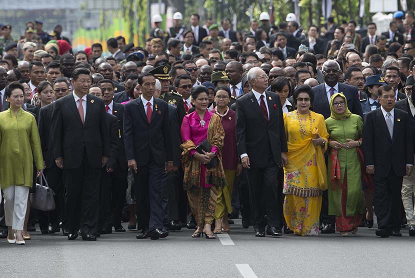 Presiden Joko Widodo bersama ibu negara Iriana Widodo dan sejumlah pemimpin negara peserta KTT Asia Afrika saat melakukan 