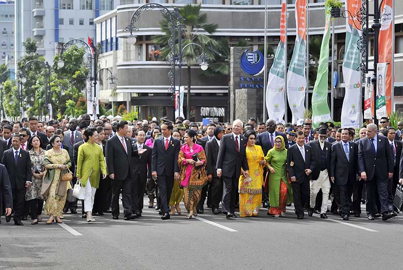  Presiden Joko Widodo bersama sejumlah pemimpin negara peserta KTT Asia Afrika saat melakukan 