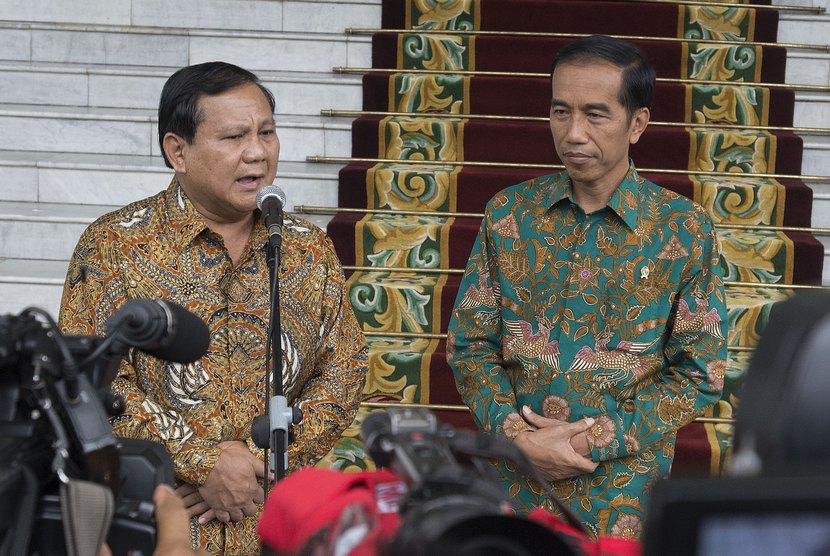 Presiden Joko Widodo bersama Ketua Dewan Pembina Partai Gerindra Prabowo Subianto.
